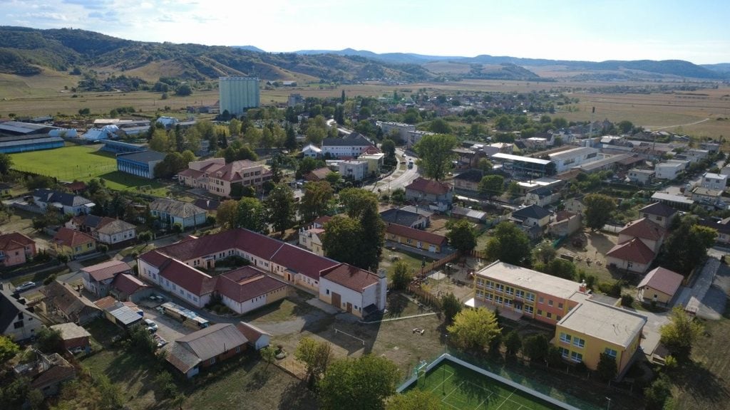 Miestne kultúrne stredisko, ZŠ Janka Jesesnkého a multifunkčné ihrisko v Jesenskom
