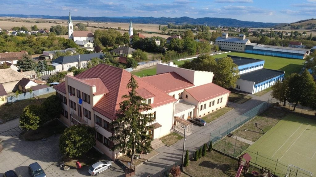 Multifunkčná budova a športový areál v Jesenskom.