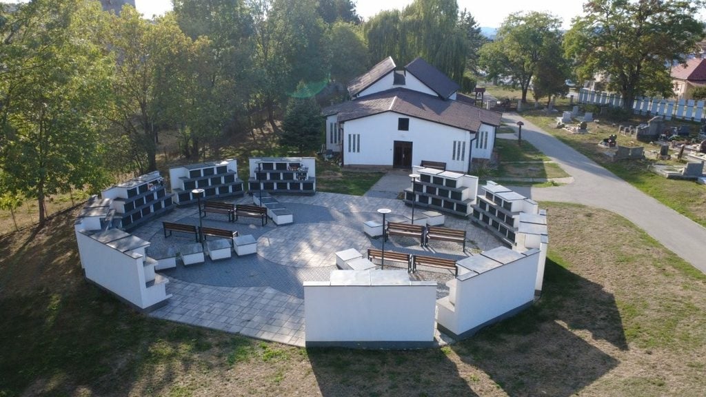 Urnový háj v Jesenskom.