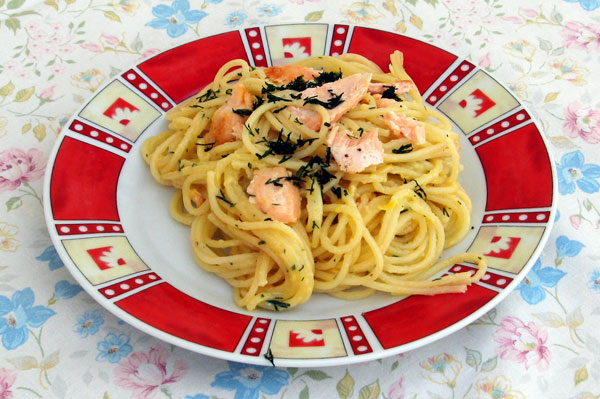 Špagety s lososom, citrónovou omáčkou a kôprom
