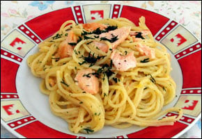 Špagety s lososom, citrónovou omáčkou a kôprom