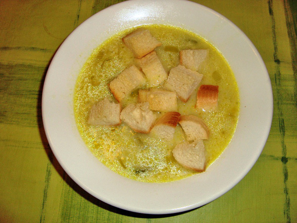 Cesnaková polievka s pórom a smotanou