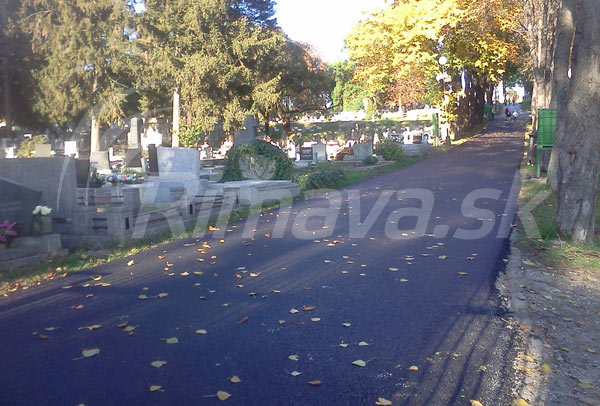 Dnes pribudol novy asfalt pri hlavnej brane do cintorína
