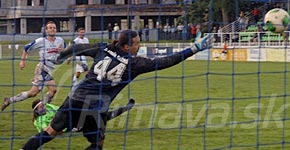 brankár Michalík je prikrátky na strelu Pribulu, tretí gól MŠK