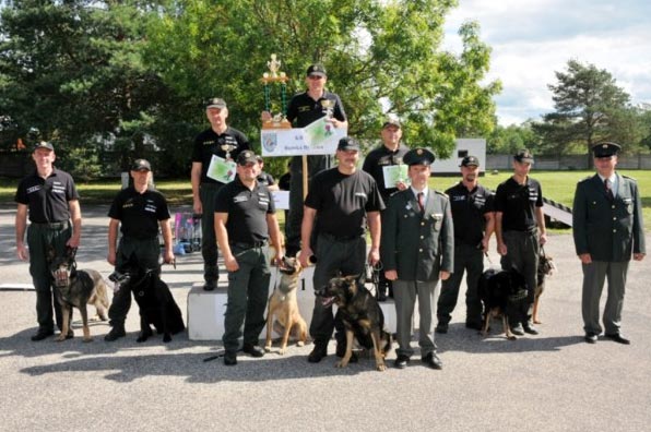 Vlčiak Rex so svojím psovodom Richardom Kosztúrom v strede v popredí Vlčiak Rex so svojím psovodom Richardom Kosztúrom