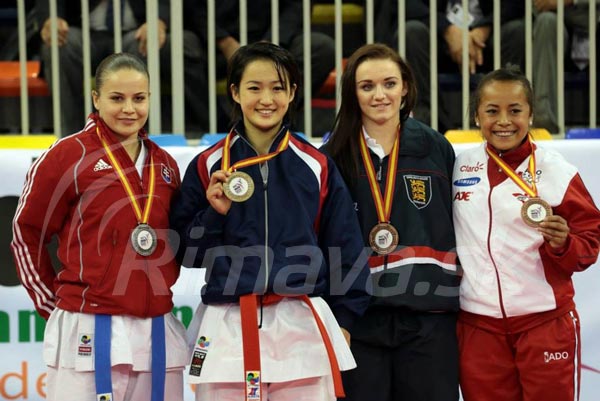Zľava : strieborná Dorota, zlatá Japonka, bronzová reprezentantka Anglicka a Peru.