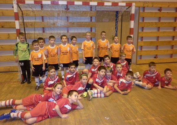  Chlapci v červenom MŠK Rimavská Sobota, chlapci z Lučenca v žlto-čiernom