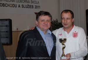 riaditeľ SOŠOS Jaroslav Bagačka (vľavo) a najlepší strelec turnaja Ondrej Václavík