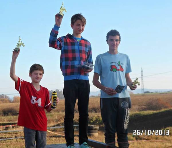 13-ročný Andreas (vpravo) z Rimavskej Soboty na stupni vitazov. Jeho pamiatku si na pretekoch uctia minútou ticha