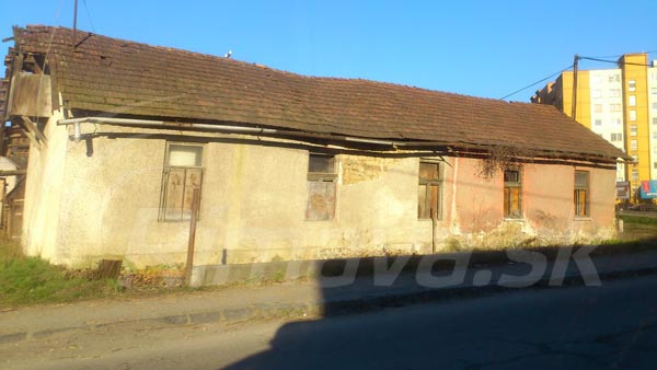 stavba je pre okoloidúcich nebezpečná