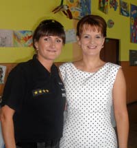 Zľava: preventistka z okresného riaditeľstva policajného zboru Katarína Baboľová a riaditeľka Detského domova Erika Gavurová