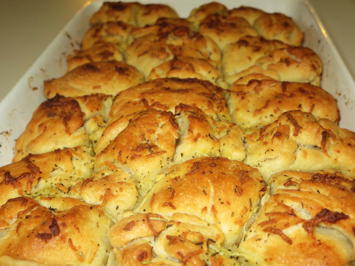 Cesnakovo-bylinkový maslový chlieb na roztrhanie