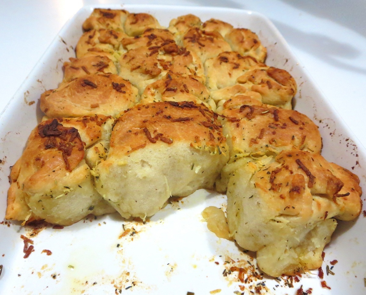 Cesnakovo-bylinkový maslový chlieb na roztrhanie