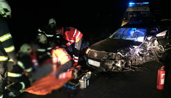 Vážna dopravná nehoda pri Ružovej osade, vodič Passatu predbiehal a jazdil bez vodičáku