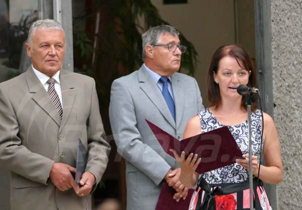 Nová riadteľka Gymnázia Ivana Kraska PaedDr. Miriam Szántóová, v pozadí zľava Mgr. bývalý riaditeľ Ján Čeman a Mgr. Alexander Szöke