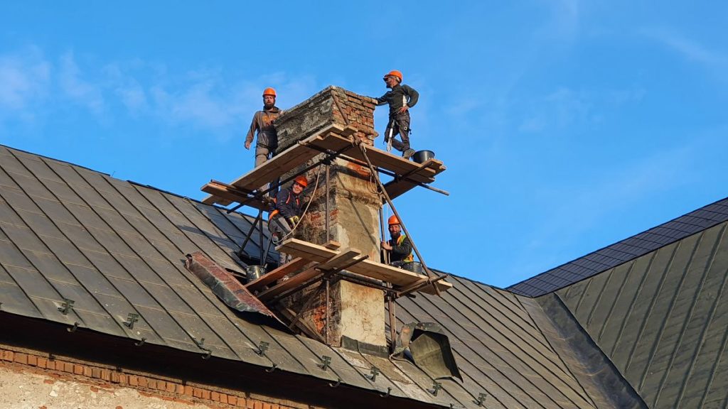 JELŠAVA: Strecha kaštieľa bude v tomto roku obnovená z troch štvrtín, rekonštrukcie sa dočkal aj renesančný komín