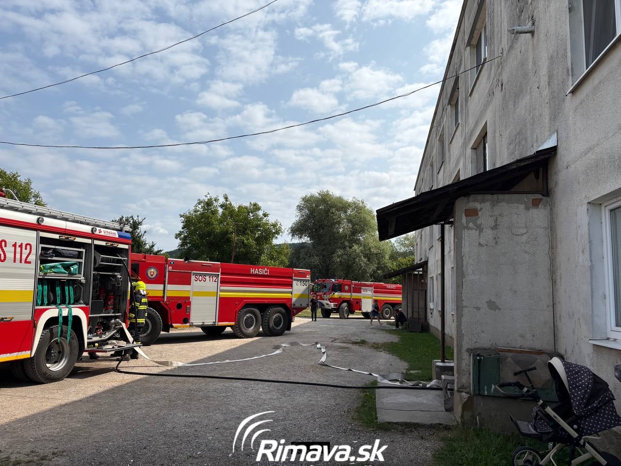 Rumava Požiar v bytovke: Hasiči zasahovali s tromi vozidlami