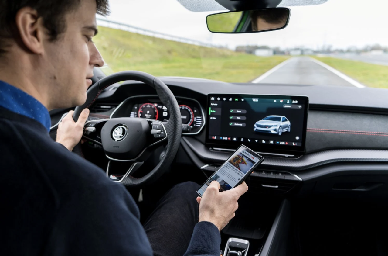 Alarmujúce zistenie: Každý štvrtý vodič riskuje život s mobilom v ruke