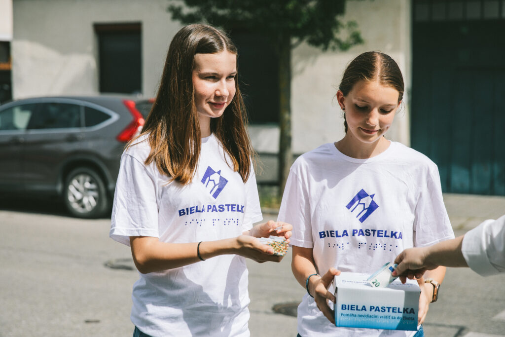 Dobrovolnicky Bielej pastelky