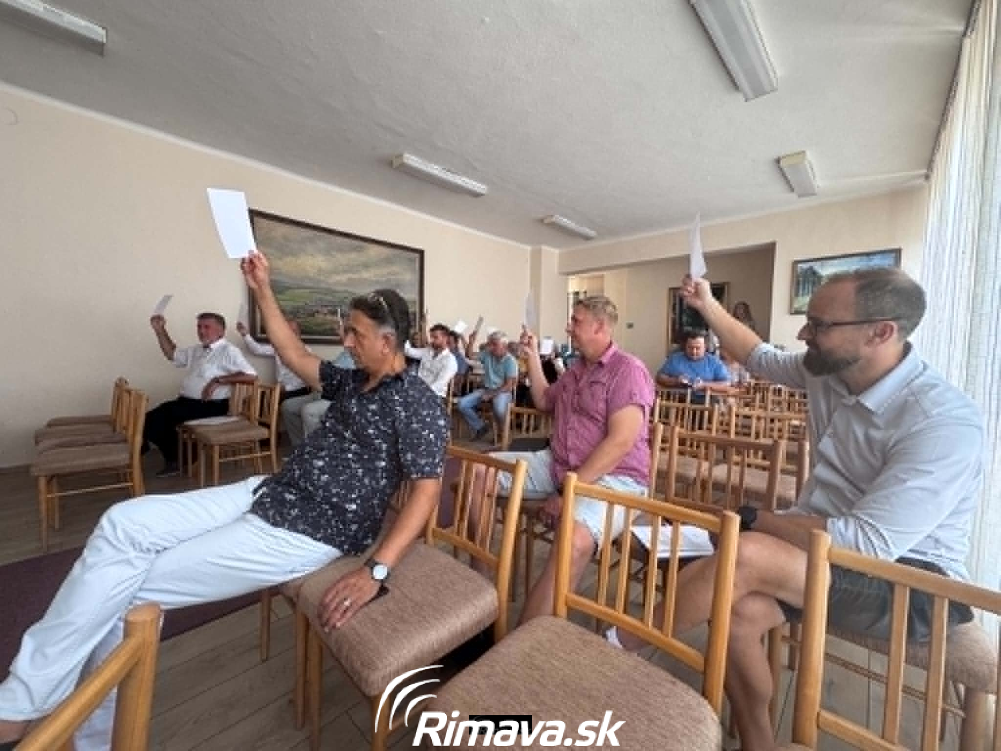Hlasujúci poslanci mestského zastupiteľstva