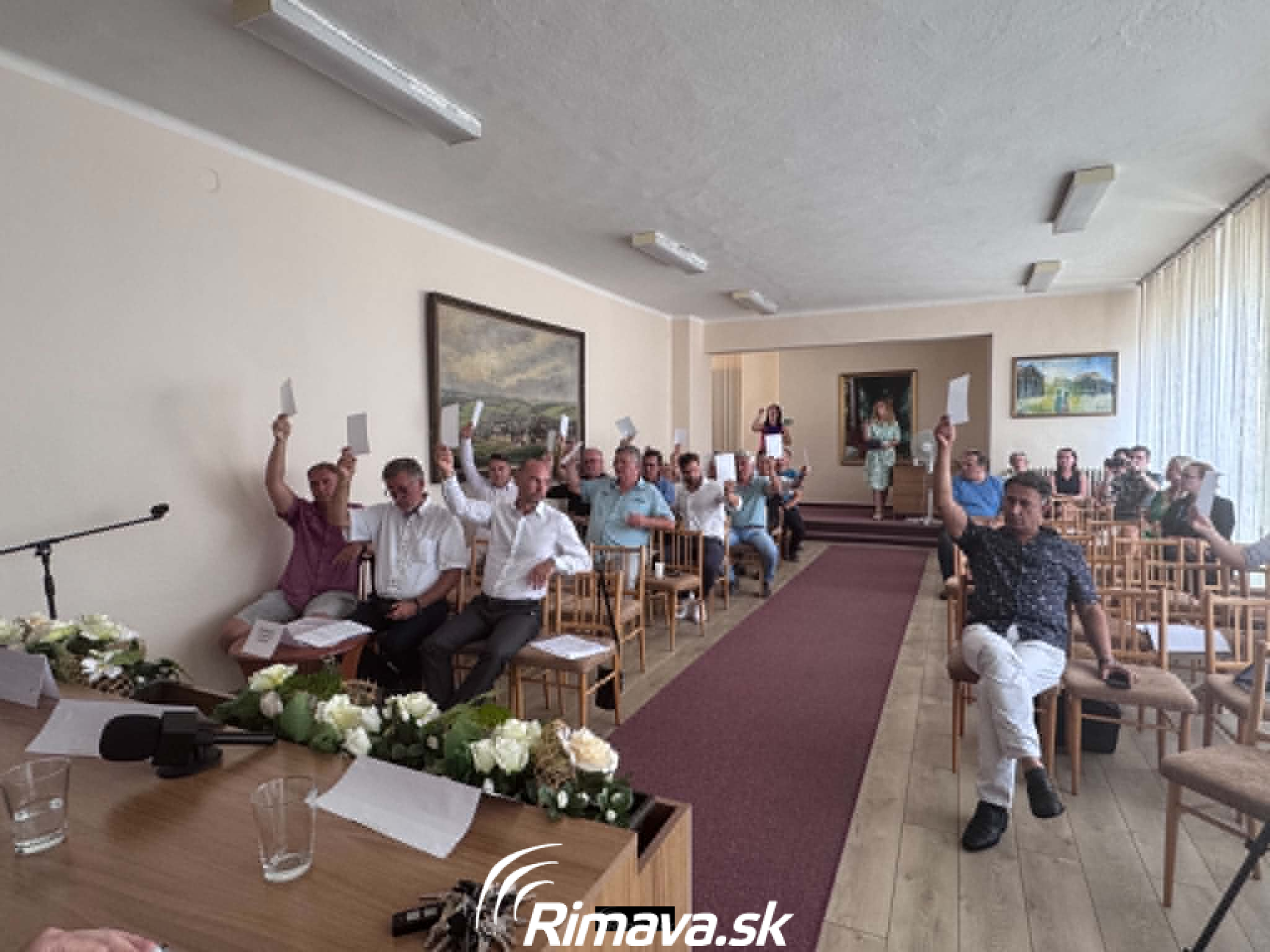 Hlasujúci poslanci mestského zastupiteľstva
