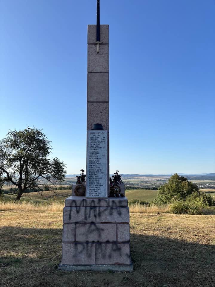 Nápismi poškodený pamätník v Nižnej Pokoradzi