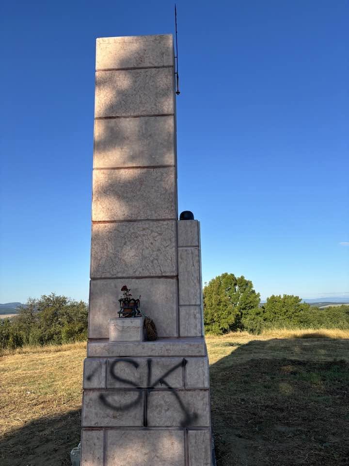 Nápismi poškodený pamätník v Nižnej Pokoradzi