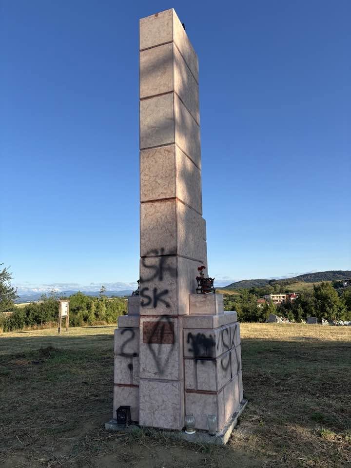 Nápismi poškodený pamätník v Nižnej Pokoradzi