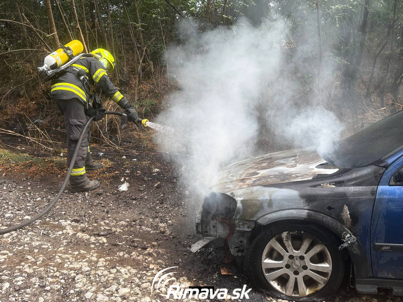 Hasiči zasahujú pri požiari auta neďaleko Oždian
