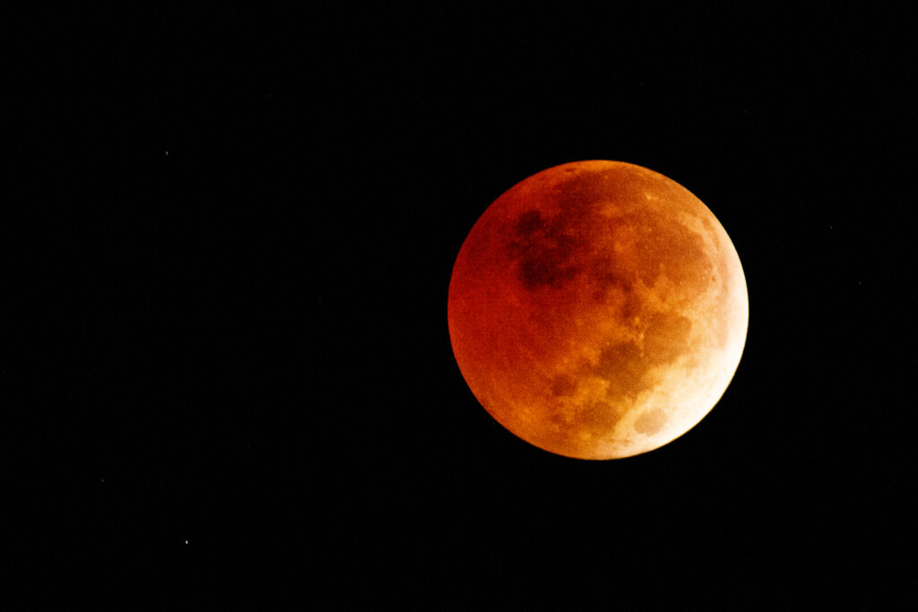 Po čiastočnom zatmení Slnka si počas mesiaca august budeme môcť vychutnať ďalšie astronomické divadlo - čiastočné zatmenie Mesiaca.