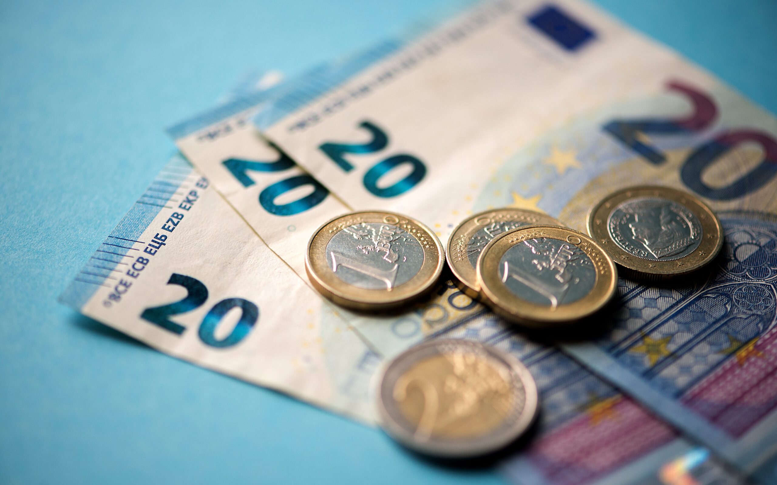 Minimálna mzda sa na Slovensku zvýši z 915 eur na 972 eur. 