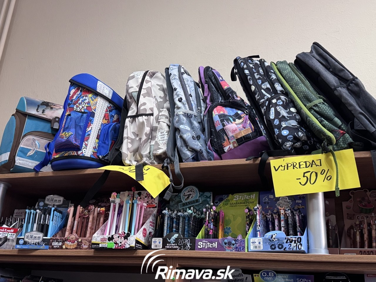 Školské tašky čakajú na malých prvákov

