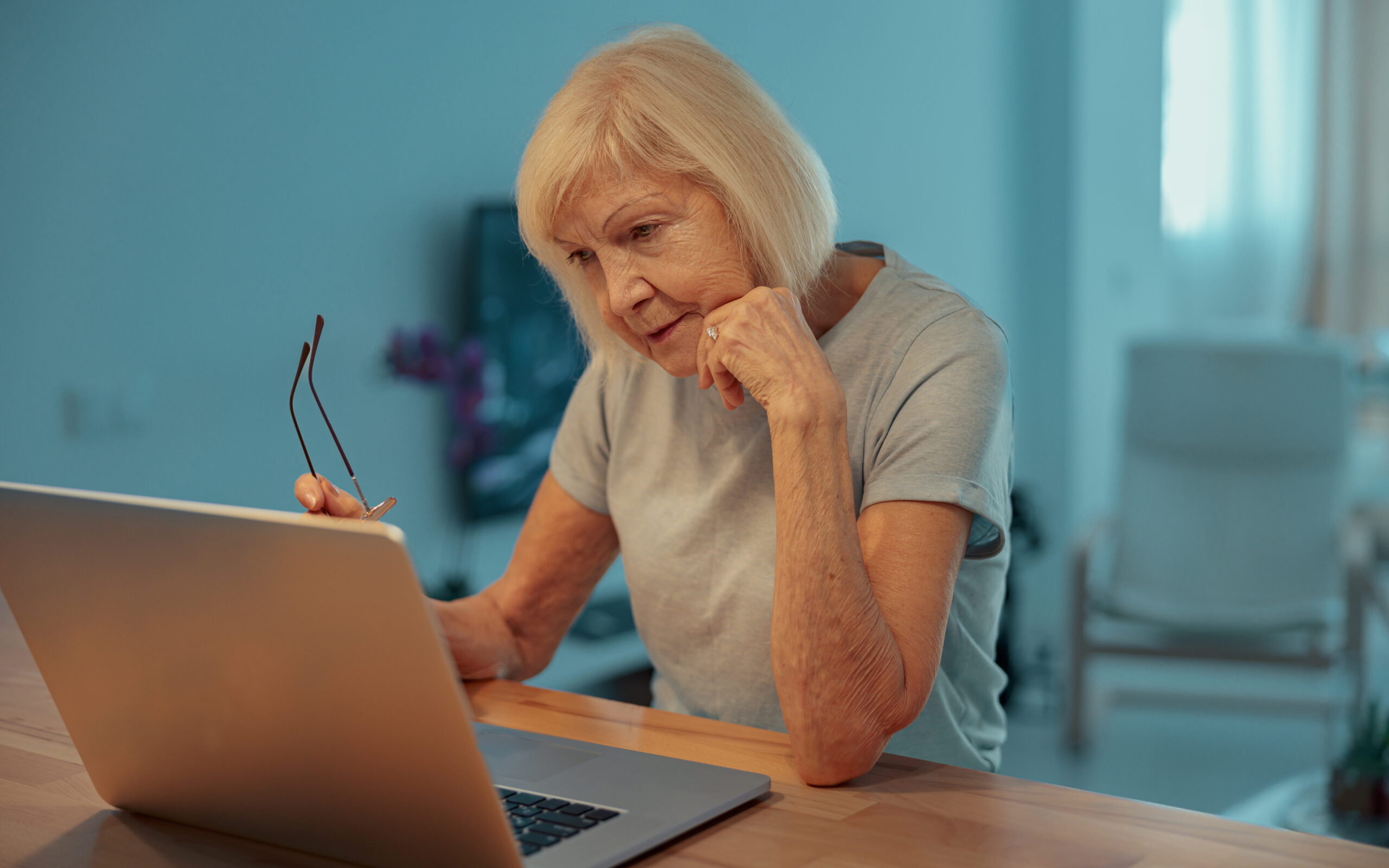 Na internete sa šíri ďalší podvod s falošnými videami, v ktorých sa uvádza, že Sociálna poisťovňa hromadne prepočítava dôchodky, pričom seniori musia o prepočet požiadať. 