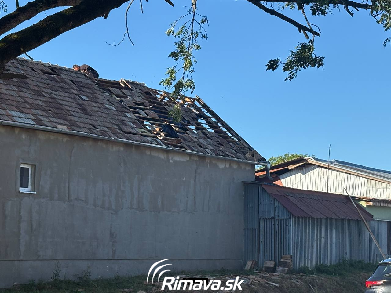 Škody po nočnej veternej smršti v Rimavskosobotskom okrese
