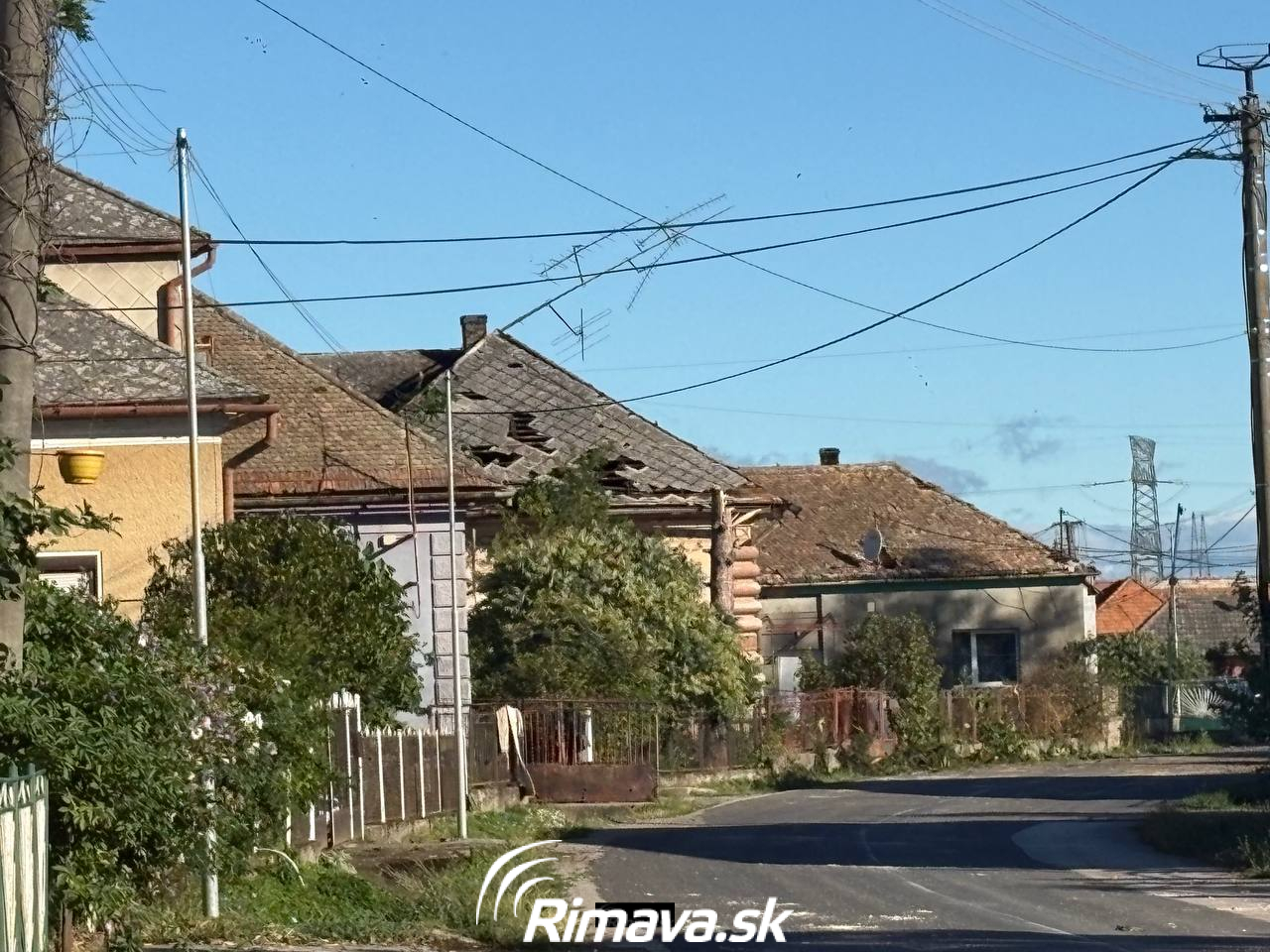 Škody po nočnej veternej smršti v Rimavskosobotskom okrese