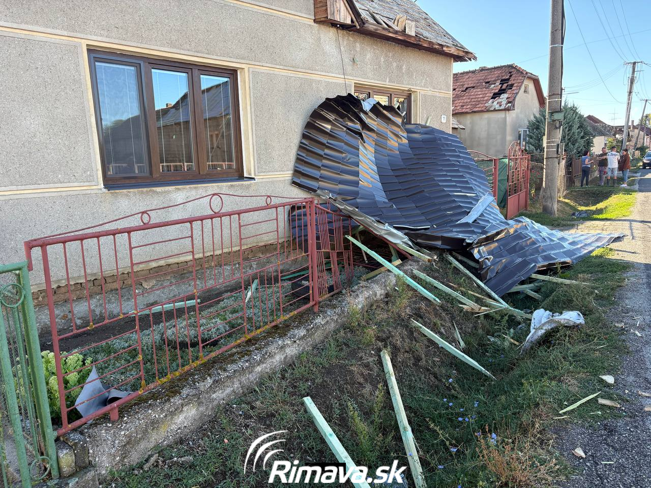 Škody po nočnej veternej smršti v Rimavskosobotskom okrese