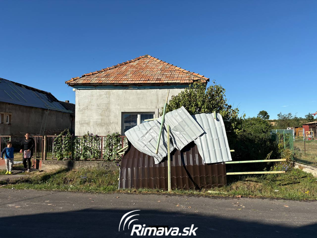 Škody po nočnej veternej smršti v Rimavskosobotskom okrese
