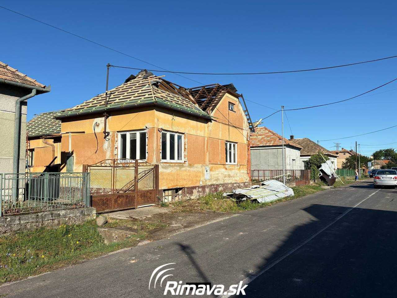 Škody po nočnej veternej smršti v Rimavskosobotskom okrese