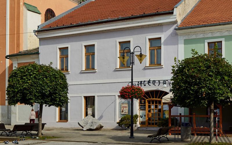 Výstava Miroslava Hujdiča Odlesky tmy v líniách farieb v Baníckom múzeu v Rožňave
