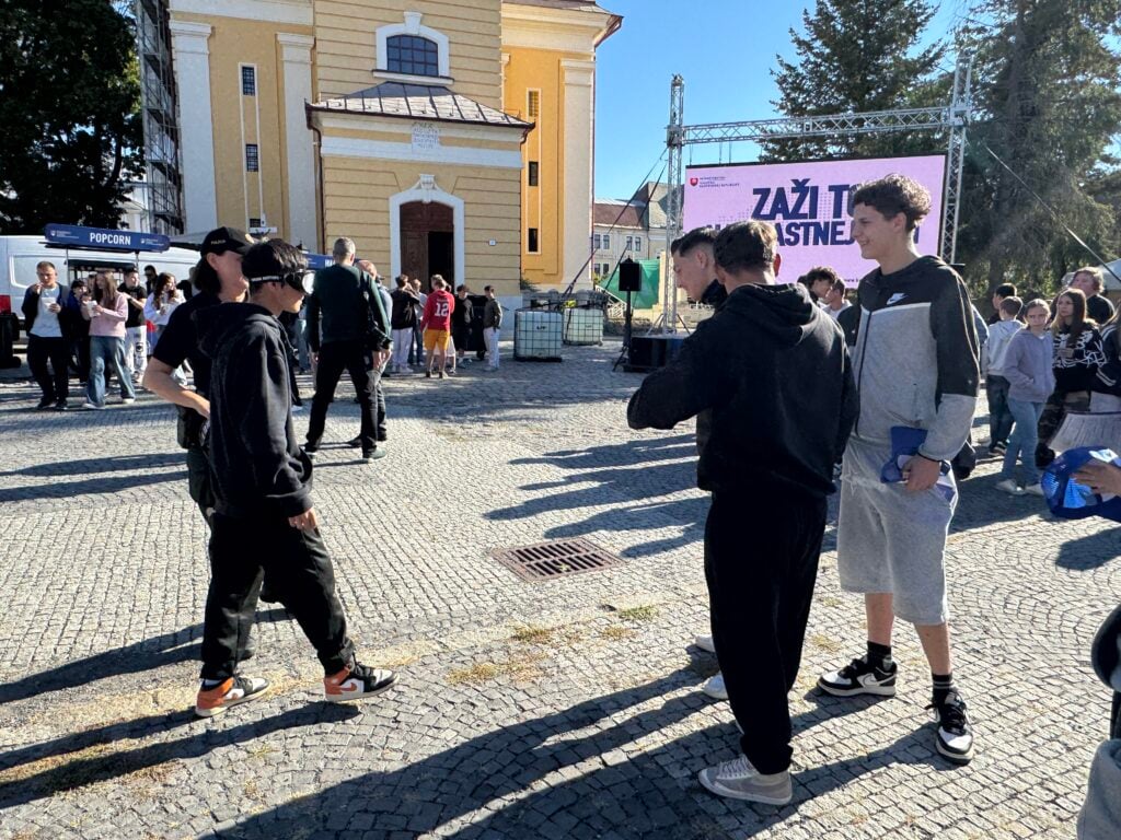 Na vlastnej koži - vyskúšali si aj okuliare simulujúce zmenené vnímanie po užité návykovej látky.