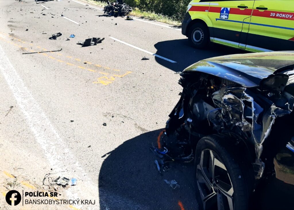 Zdemolovaná motorka po nehode pri Peťove