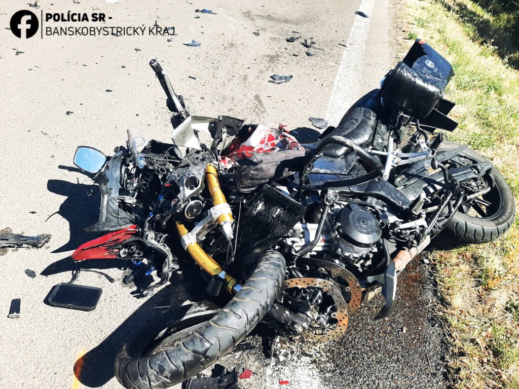 Zdemolovaná motorka po nehode pri Peťove