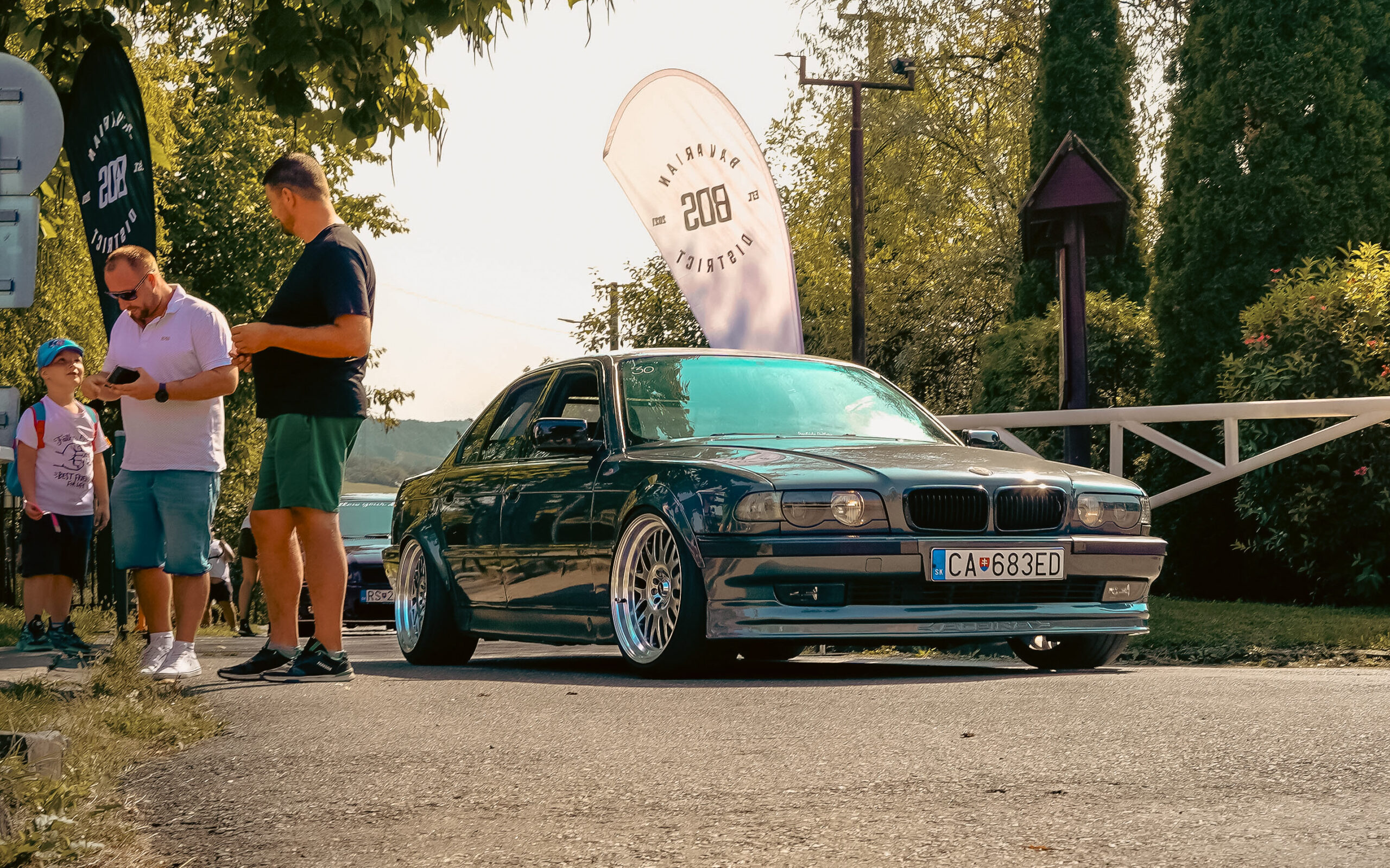 BMW smerujúce na stretnutie BDS