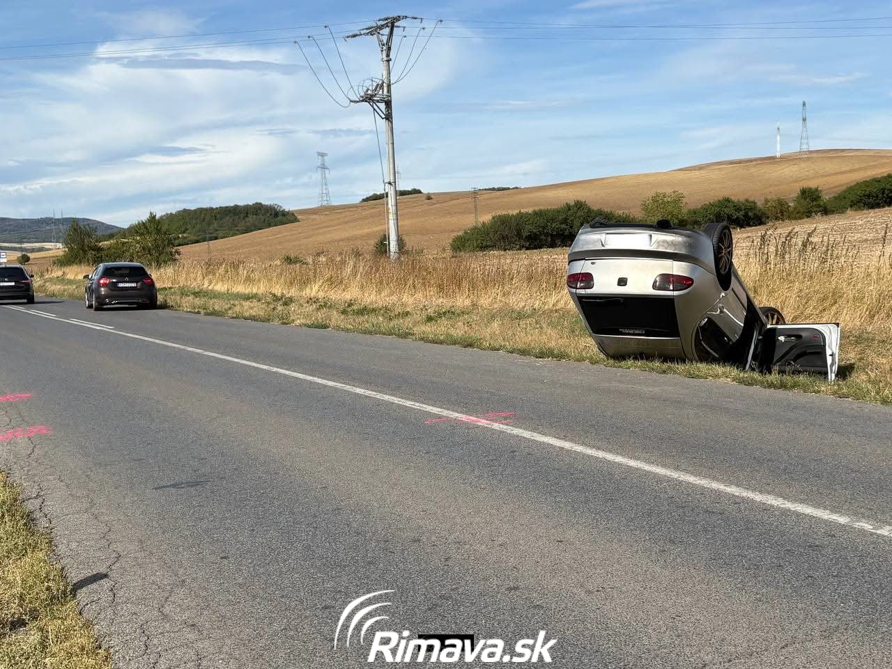 Dopravná nehoda osobných áut medzi Rimavskými Janovcami a Sabovou, pri ktorej jedno vozidlo skončilo na streche.