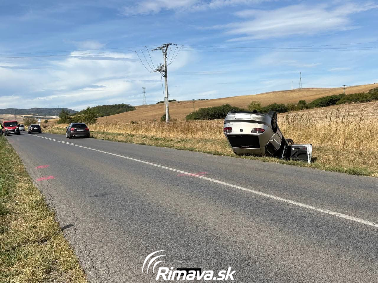 Dopravná nehoda osobných áut medzi Rimavskými Janovcami a Sabovou, pri ktorej jedno vozidlo skončilo na streche.