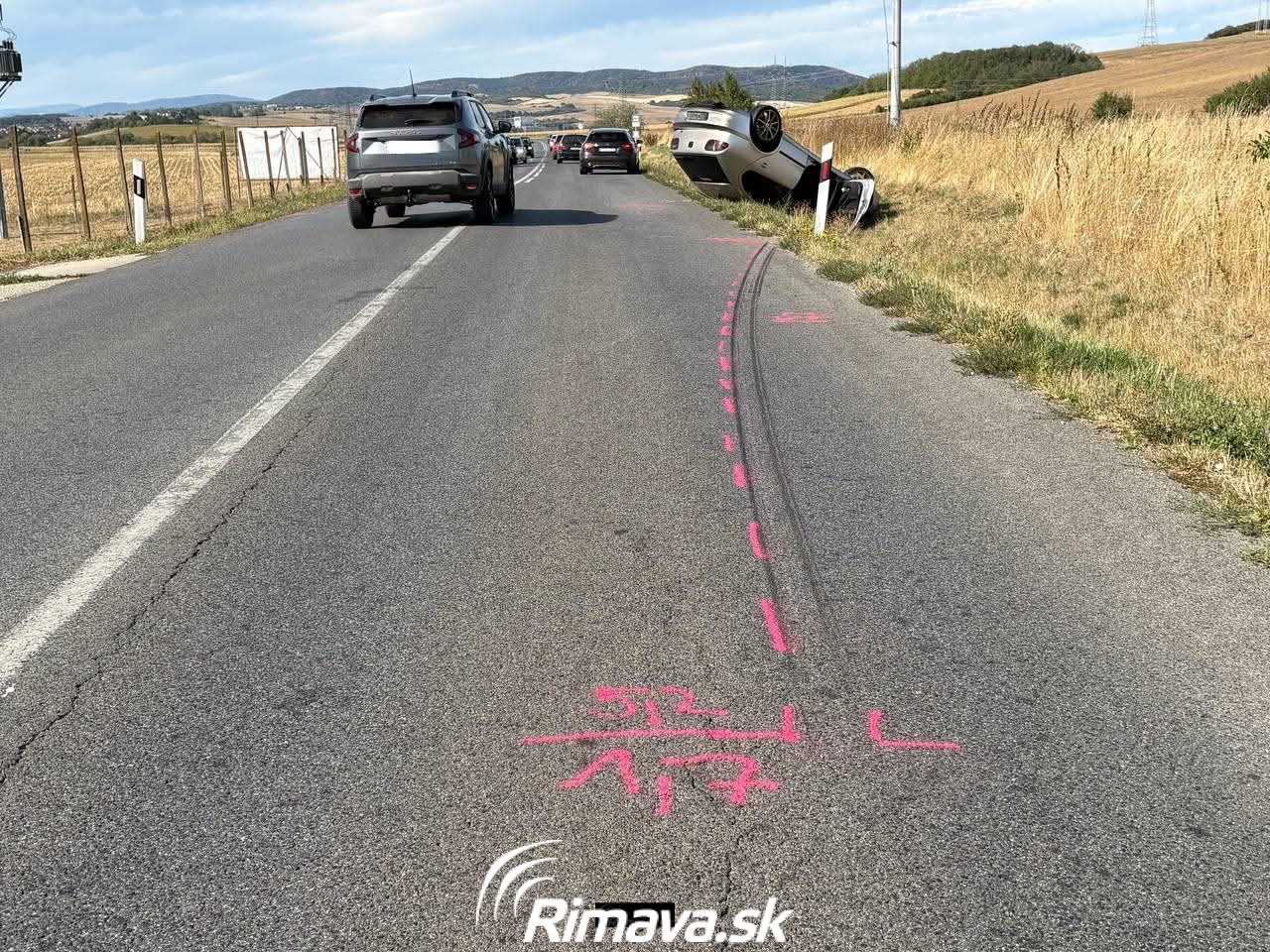 Dopravná nehoda osobných áut medzi Rimavskými Janovcami a Sabovou, pri ktorej jedno vozidlo skončilo na streche.