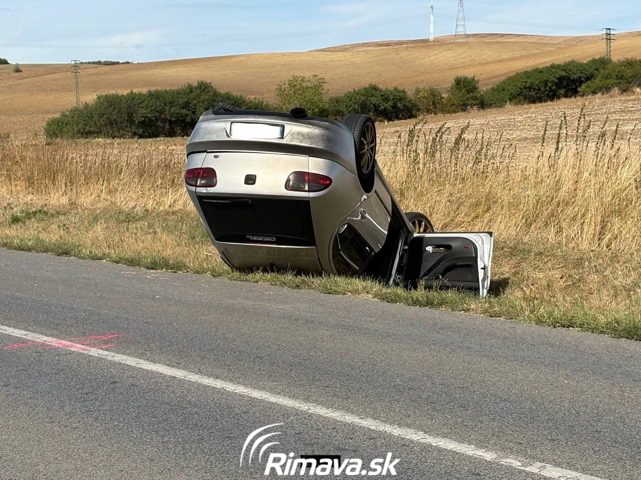 Dopravná nehoda osobných áut medzi Rimavskými Janovcami a Sabovou, pri ktorej jedno vozidlo skončilo na streche.