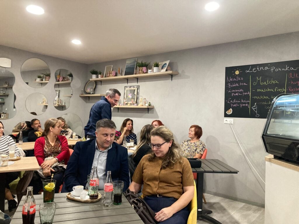 Autor odovzdáva kyticu svojej mame