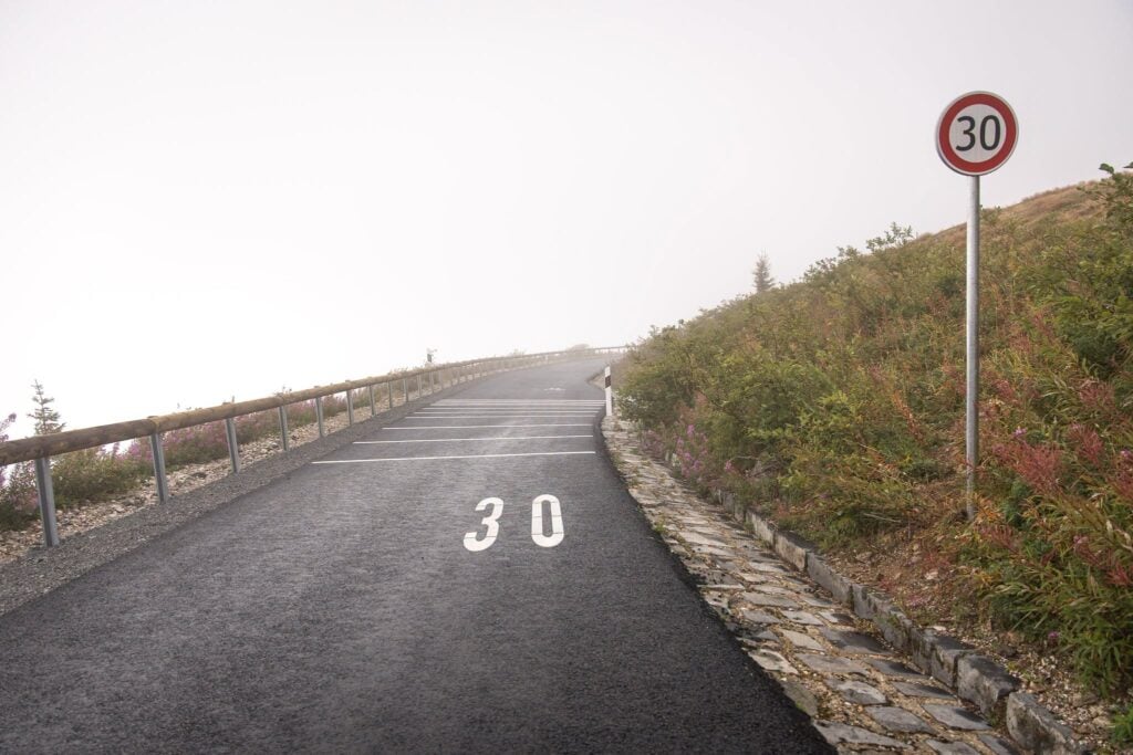 Nová asfaltová cesta vedúca zo Šumiaca až na vrchol Kráľovej hole, určená najmä pre turistov a cyklistov.