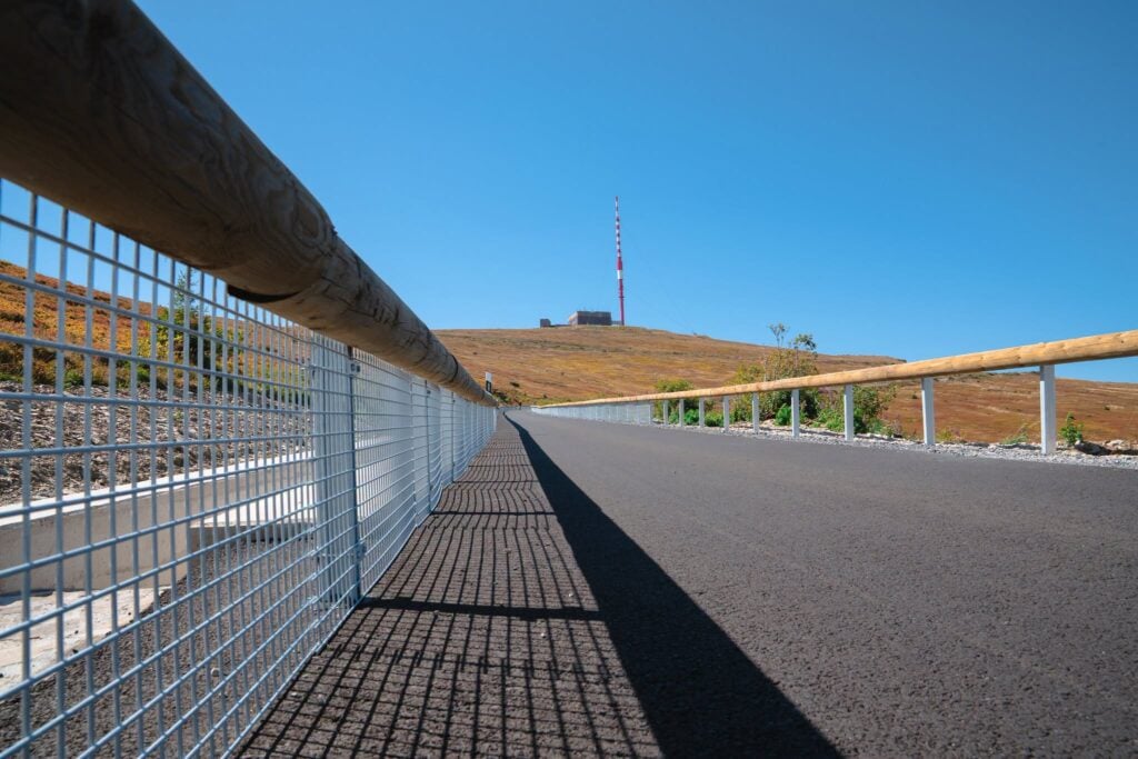 Nová asfaltová cesta vedúca zo Šumiaca až na vrchol Kráľovej hole, určená najmä pre turistov a cyklistov.